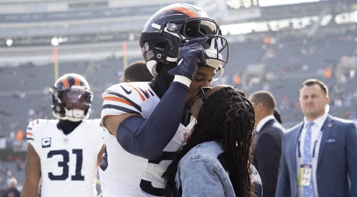 Jonathan Owens, le mari de Simone Biles, imite un salut de gymnastique en plein match de NFL