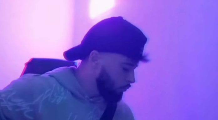 Victor Bardou, un gymnaste à l’âme d’artiste, arrangeur de la musique de sol de Simone Biles et bien d’autres Victor Bardou jouant de la guitare