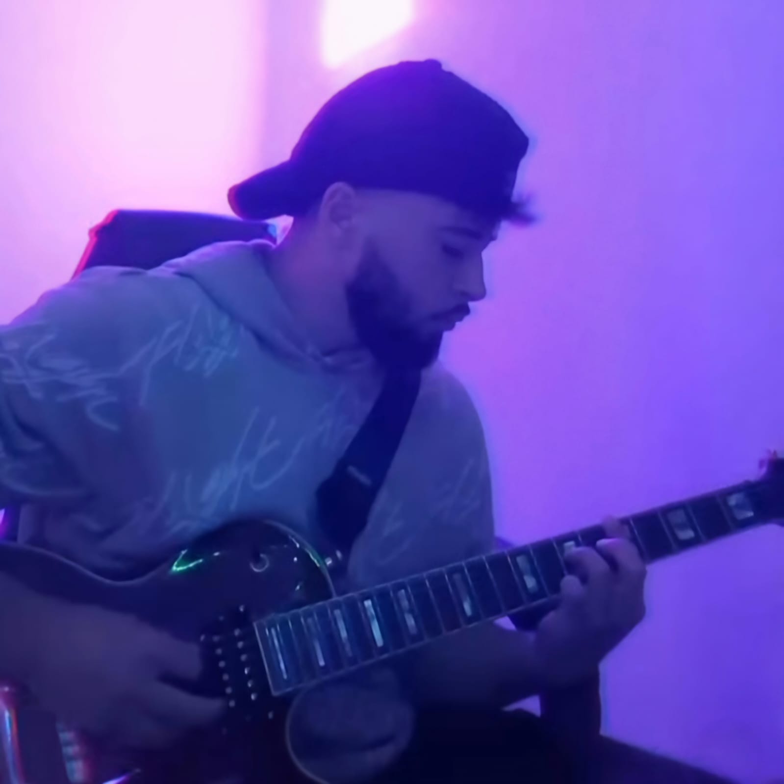 Victor Bardou jouant de la guitare