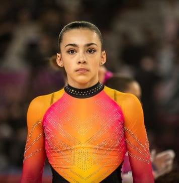 Romane Hamelin entre son nom dans le code de pointage