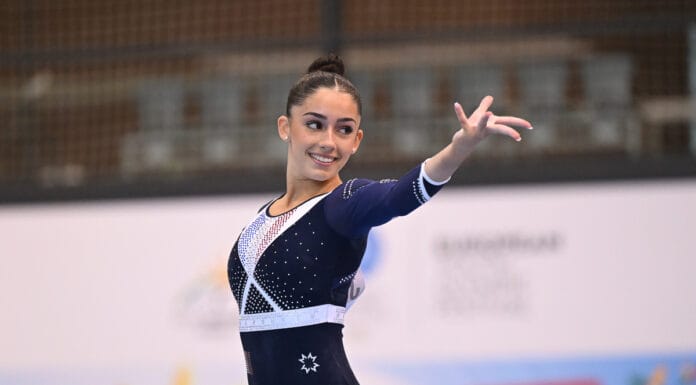 Maiana Prat entre son nom dans le code de pointage