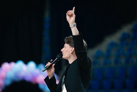 Les samedis de l’été | Guillian Pautaire, speaker : « Je vis pour l’ambiance, j’adore ça »