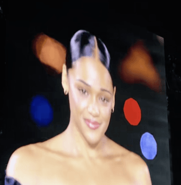 Mélanie De Jesus Dos Santos défile pour L’Oréal en ouverture de la Fashion Week